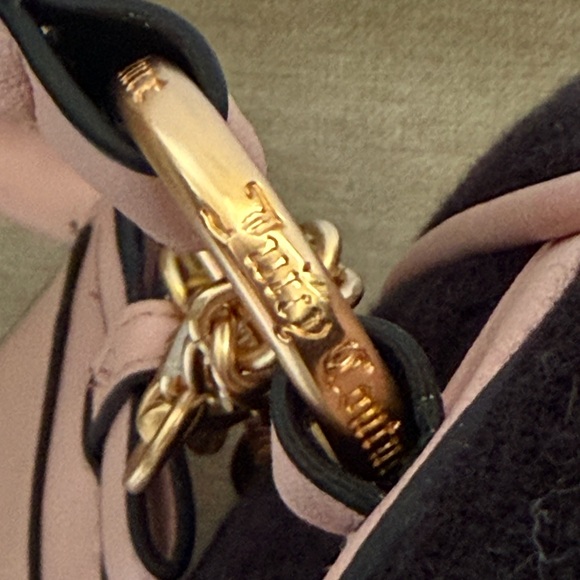 Beautiful JUICY COUTURE JUICY LOVERS CLUB BOWLER LIQUORICE PINK XBODY Bag - Picture 16 of 16